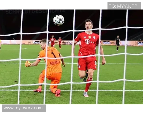 莱万状态火热欧冠赛场独领风骚10场打入12球金靴在望