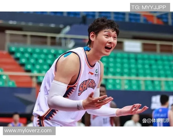 王哲林领衔中国男篮新征程展现实力与决心的精彩瞬间